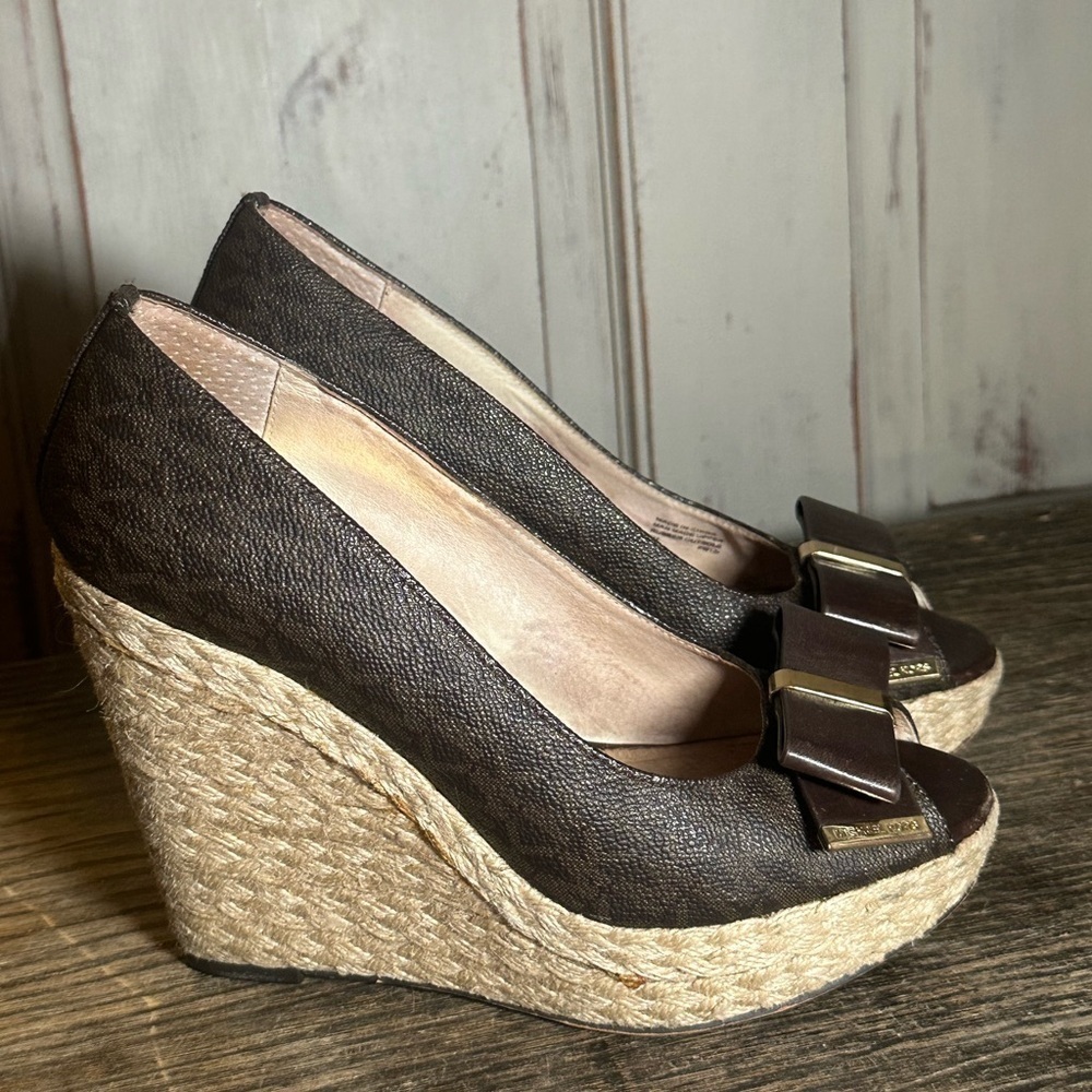 Michael Kors Meg Peep toe Espadrille wedges Brown Monogram Bow Peep Toe 7 M